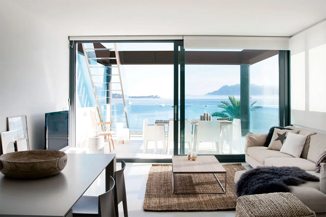 Wohnzimmer mit Sofa und Meerblick im Apartment in Puerto Pollença