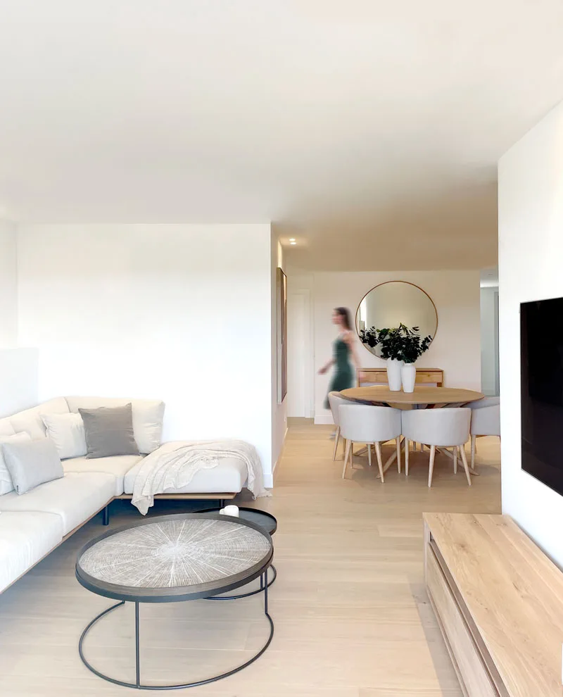 Salón con sofá blanco y comedor al fondo Salón con sofá blanco y comedor al fondo