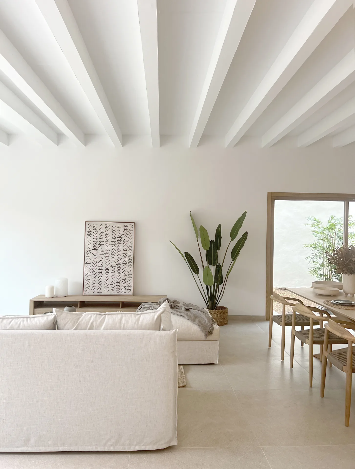 Salón con sofá blanco y vigas blancas en una casa de pueblo en Pollença Salón con sofá blanco y vigas blancas en una casa de pueblo en Pollença