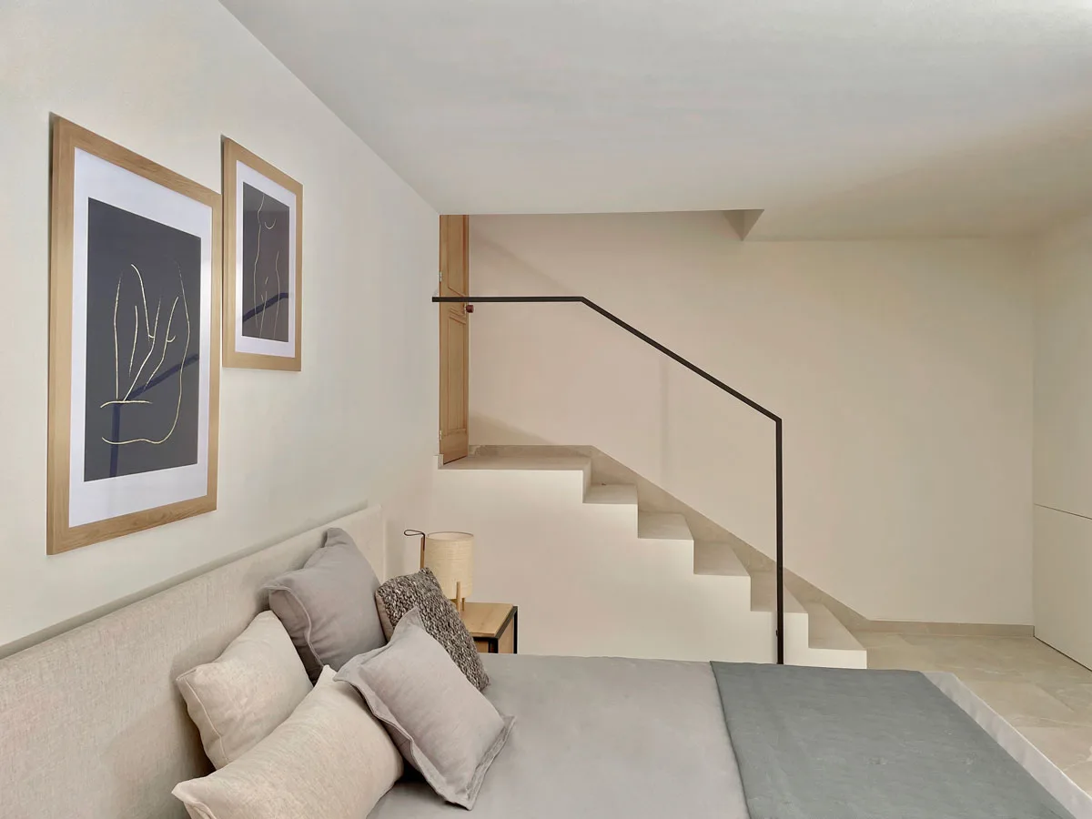 Salón con sofá y escalera Salón con sofá y escalera