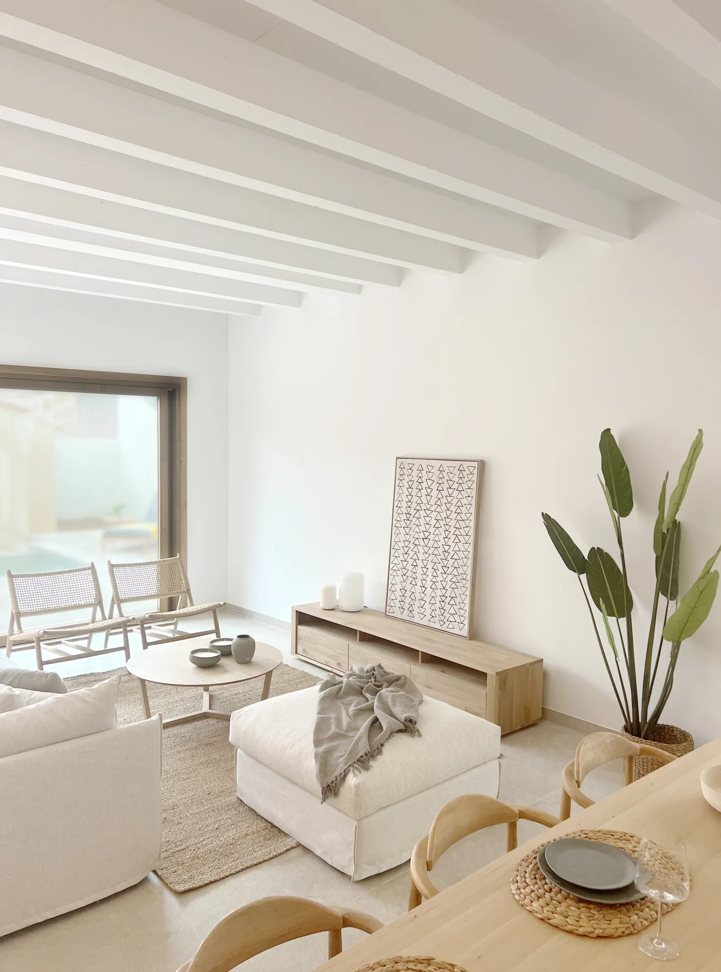 Salón con vigas blancas y salida a la terraza Salón con vigas blancas y salida a la terraza