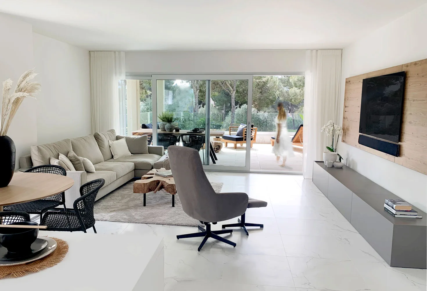 Salón con vistas al jardín en una vivienda de Port Adriano Salón con vistas al jardín en una vivienda de Port Adriano