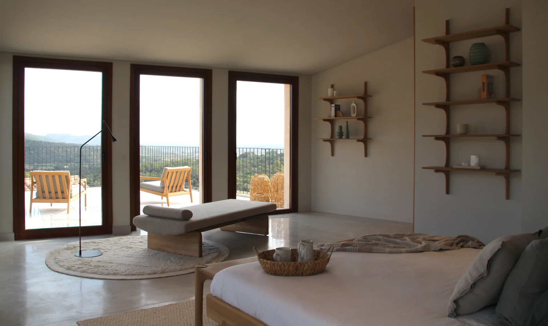 Salón con vistas al valle, estanterías de madera y chaise longue Salón con vistas al valle, estanterías de madera y chaise longue
