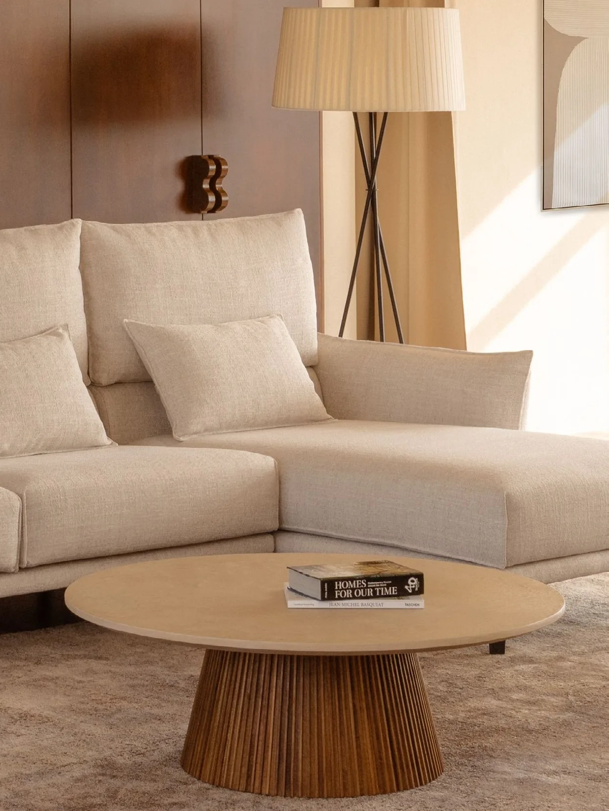 Sofá chaise longue con mesa de centro de madera y lámpara de pie