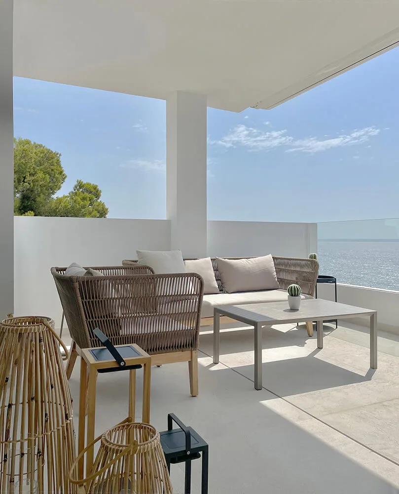 Terraza cubierta con sofá de fibra y vistas al mar Terraza cubierta con sofá de fibra y vistas al mar