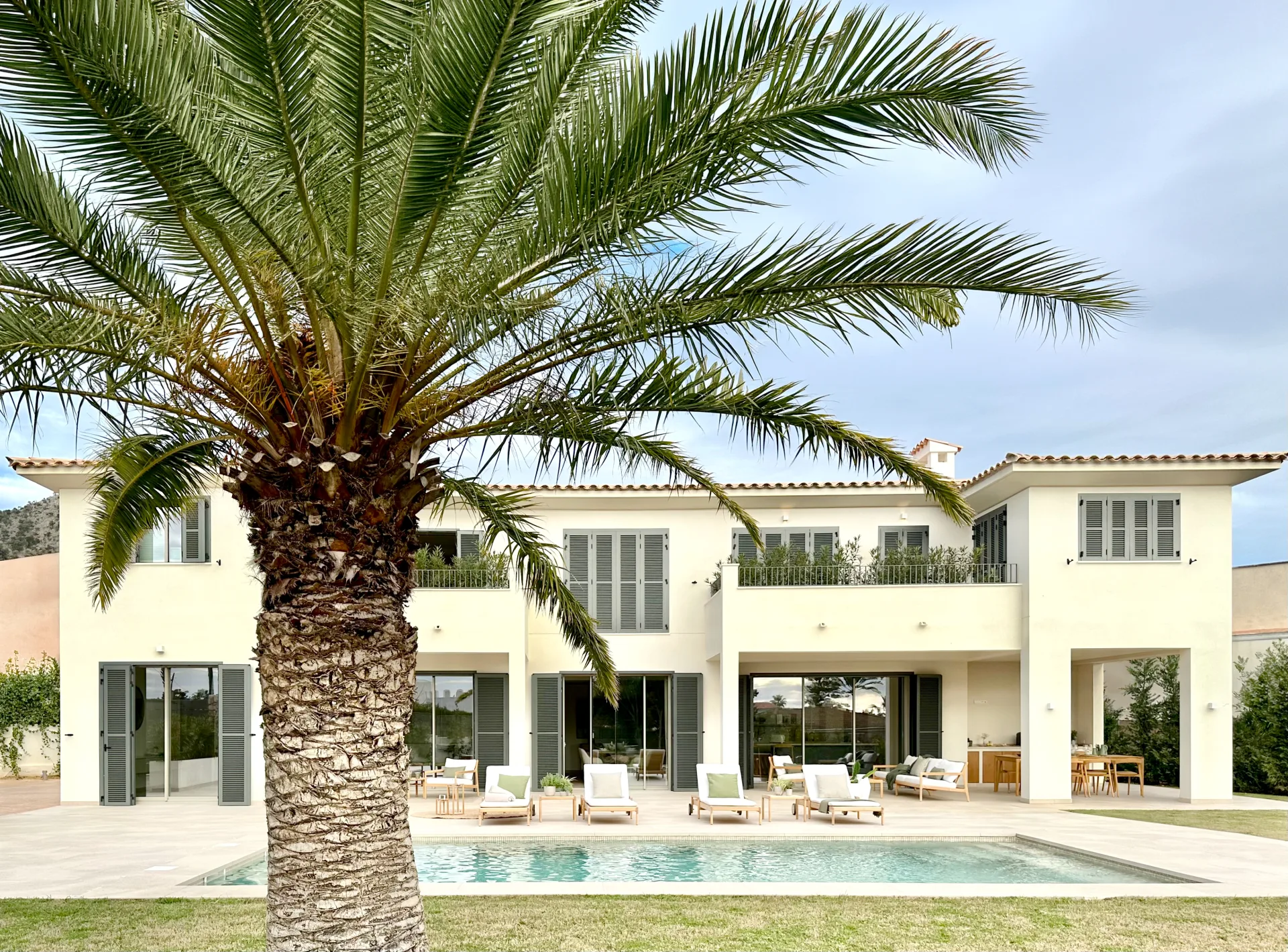 Villa con piscina y palmera en Sa Font Seca con vistas a la Tramuntana